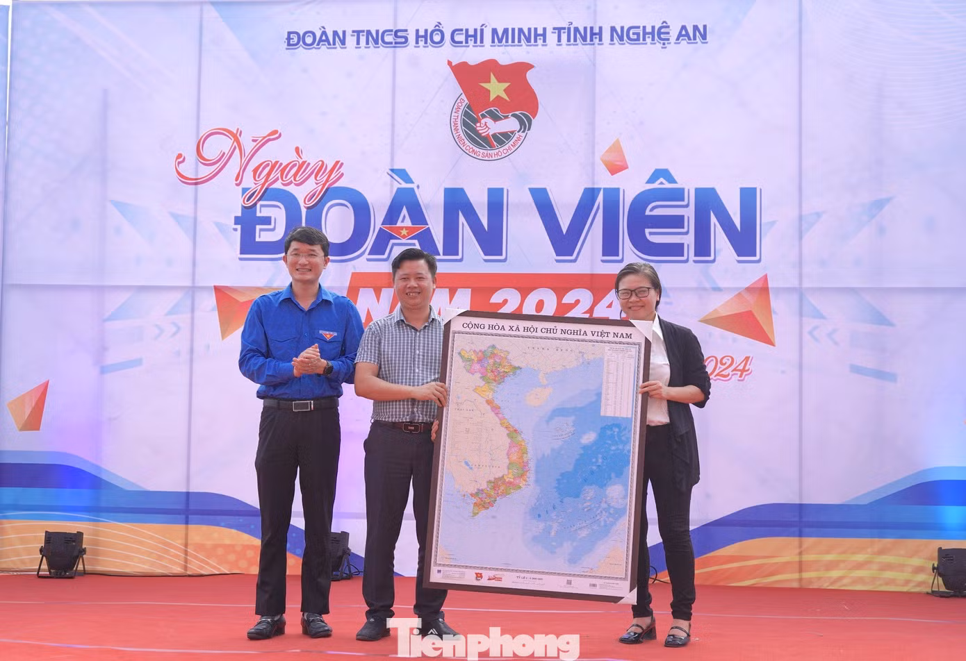 Ban tổ chức trao tặng quà cho các thanh niên công nhân có hoàn cảnh khó khăn, trao bản đồ và tủ thuốc cho Chi đoàn Công ty CP May Minh Anh Tân Kỳ.