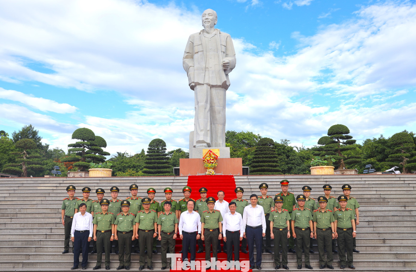 Bộ trưởng Bộ Công an cùng các đại biểu chụp hình lưu niệm dưới chân tượng đài Bác Hồ. Bộ trưởng Bộ Công an cùng các đại biểu chụp hình lưu niệm dưới chân tượng đài Bác Hồ.