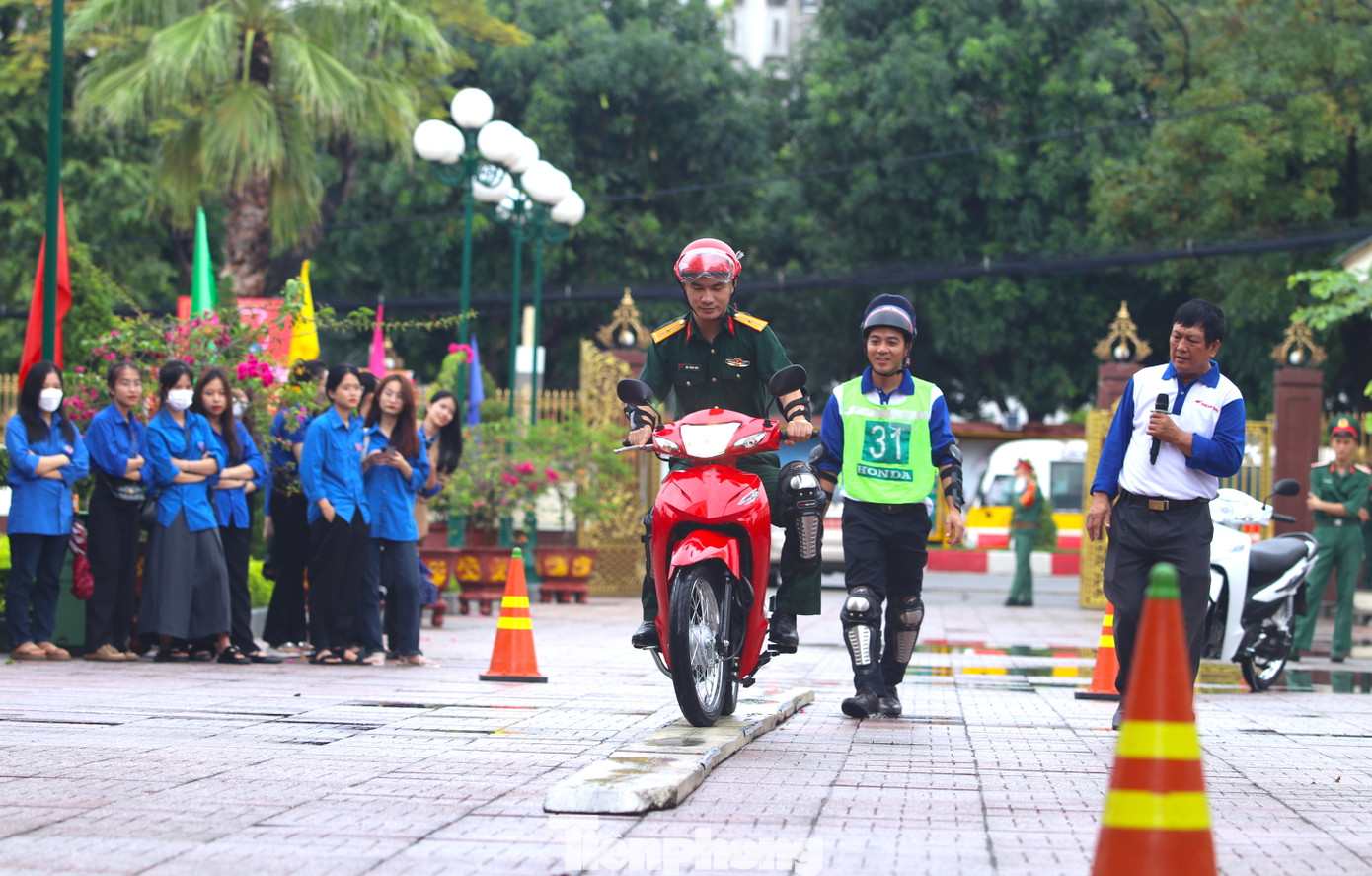 Đoàn viên thanh niên quân đội thể hiện tài năng lái xe qua đường hẹp, đường trơn trượt và vượt chướng ngại vật. Đoàn viên thanh niên quân đội thể hiện tài năng lái xe qua đường hẹp, đường trơn trượt và vượt chướng ngại vật.
