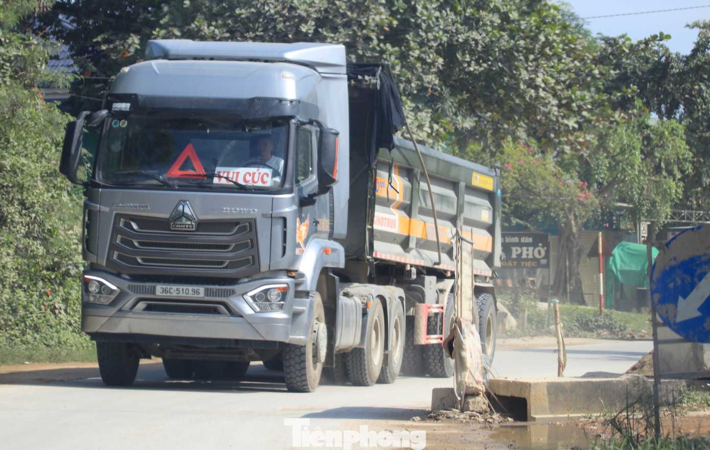 Tuy nhiên có những điểm công trình thi công dở dang nhưng chỉ được chăng dây, cắm biển cảnh báo sơ sài, tiềm ẩn nguy cơ mất an toàn giao thông.