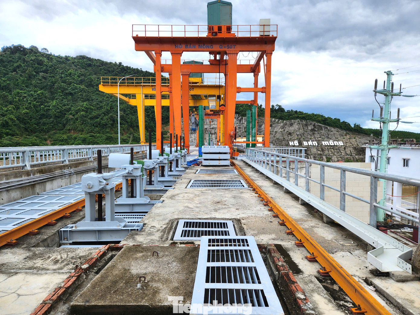 Nhiều hạng mục vẫn còn dở dang trên thân đập chính.