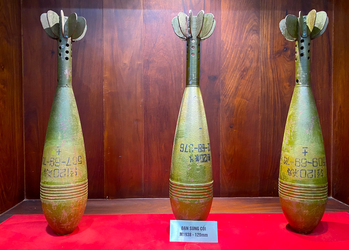 Từ năm 1964-1968, địch đã trút xuống mảnh đất này 18.936 quả bom các loại và hàng chục ngàn quả tên lửa, tàn phá 211 thôn, làng dọc tuyến đường. Từ năm 1964-1968, địch đã trút xuống mảnh đất này 18.936 quả bom các loại và hàng chục ngàn quả tên lửa, tàn phá 211 thôn, làng dọc tuyến đường.