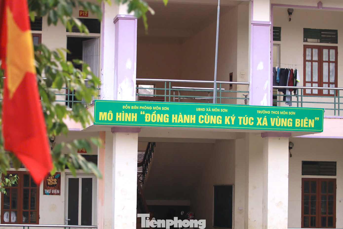 “Các em học sinh người Đan Lai ở bản Búng và Cò Phạt nằm trong vùng lõi vườn Quốc gia Pù Mát, cách trường 20km, đường đi lại khó khăn nên trước đây thường xuyên xảy ra tình trạng bỏ học giữa chừng. Năm 2018, khu nội trú được xây dựng để các em có nơi ăn ở. Tuy nhiên, không phải trường dân tộc nội trú nên các thầy cô, nhà trường gặp khó khăn trong việc quản lý học sinh”, thầy Nguyễn Văn Vỹ - Hiệu trưởng Trường THCS Môn Sơn nói.