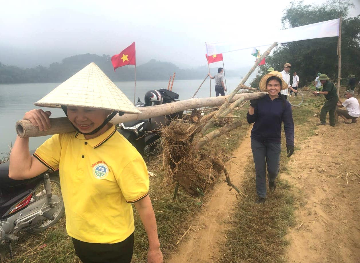 Những gốc tre lớn được mọi người gánh đến trồng dọc bờ sông Lam để chống sạt lở đất. Những gốc tre lớn được mọi người gánh đến trồng dọc bờ sông Lam để chống sạt lở đất.