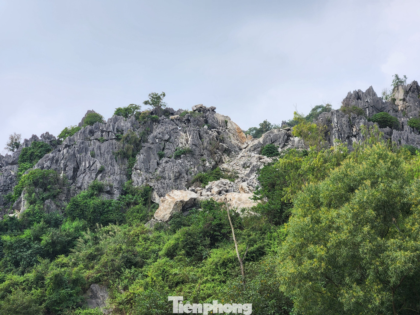 Vị trí nổ mìn trên đỉnh núi phía sát đường và đất đá văng thẳng ra quốc lộ 1A sau vụ nổ mìn. Vị trí nổ mìn trên đỉnh núi phía sát đường và đất đá văng thẳng ra quốc lộ 1A sau vụ nổ mìn.