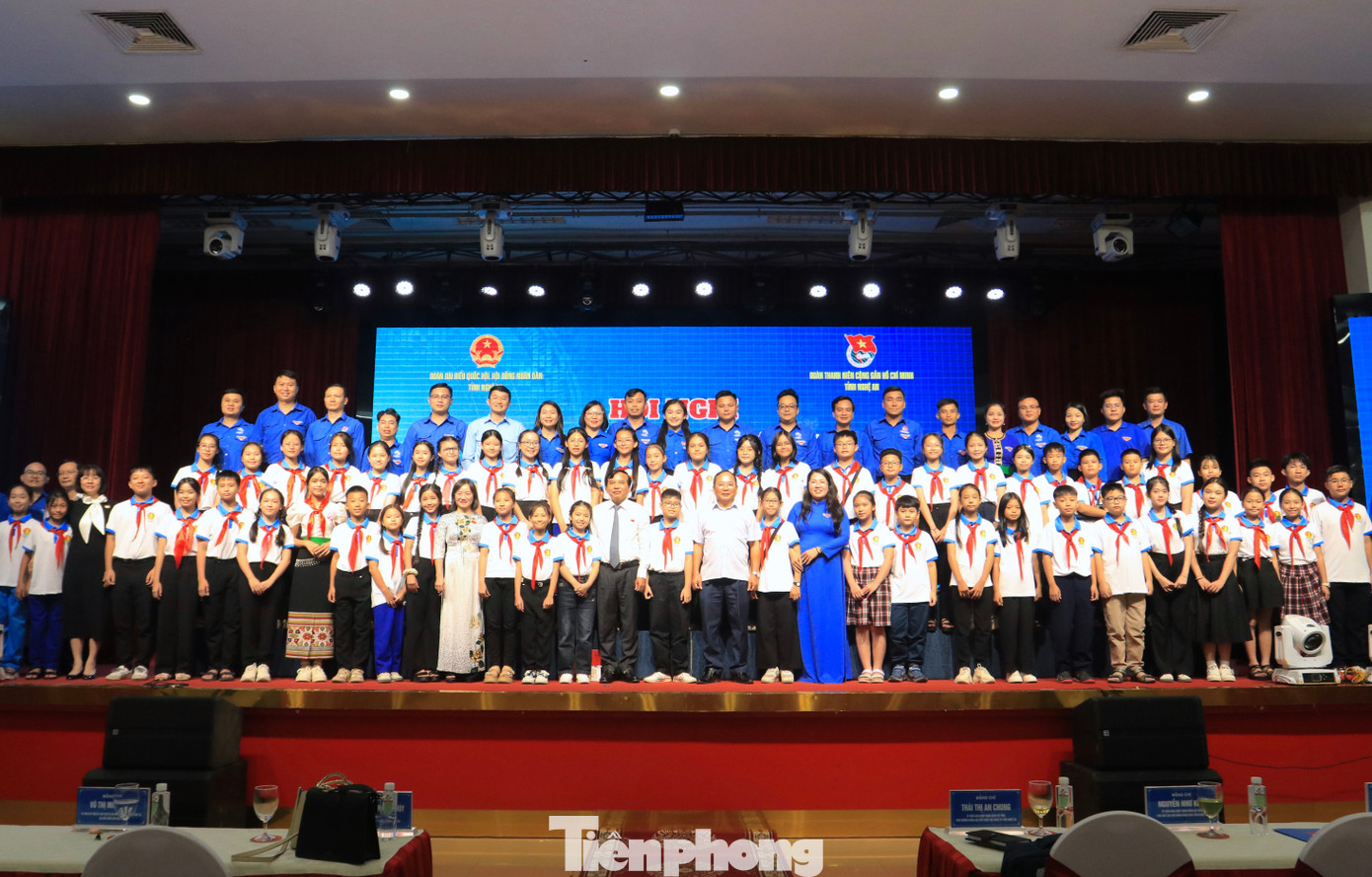 Các đại biểu chụp ảnh lưu niệm.