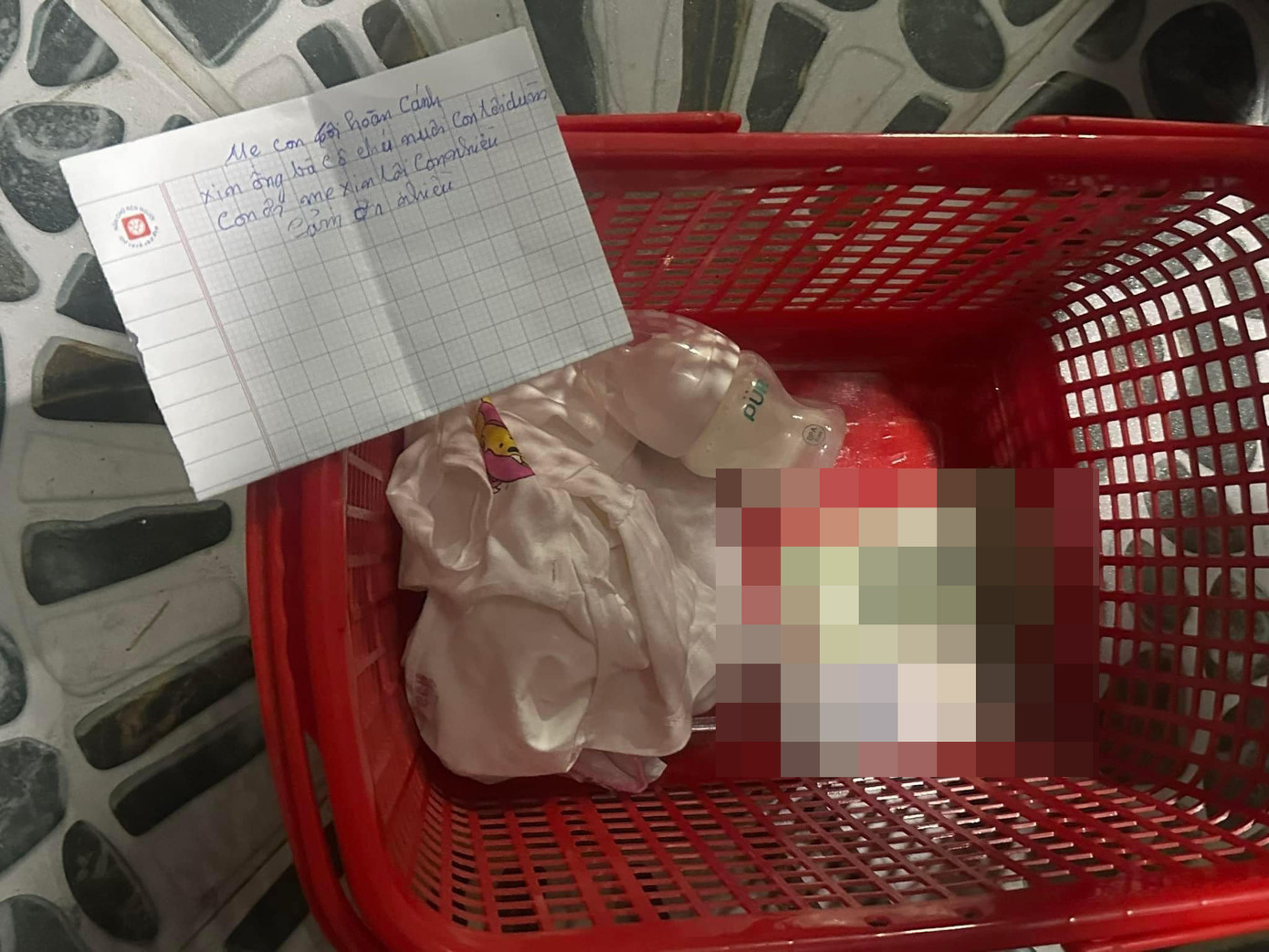 Trong giỏ đồ để lại, ngoài tiền mặt, quần áo, bình sữa còn có mảnh giấy ghi lời xin lỗi và nhờ chăm sóc hộ.