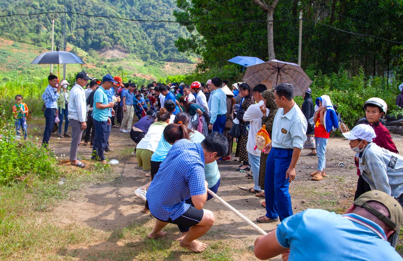 Đến với chợ phiên người Mông, du khách còn thích thú khi được xem những trò chơi dân gian được tổ chức như múa khèn, ném còn, kéo co, đẩy gậy... Đến với chợ phiên người Mông, du khách còn thích thú khi được xem những trò chơi dân gian được tổ chức như múa khèn, ném còn, kéo co, đẩy gậy...