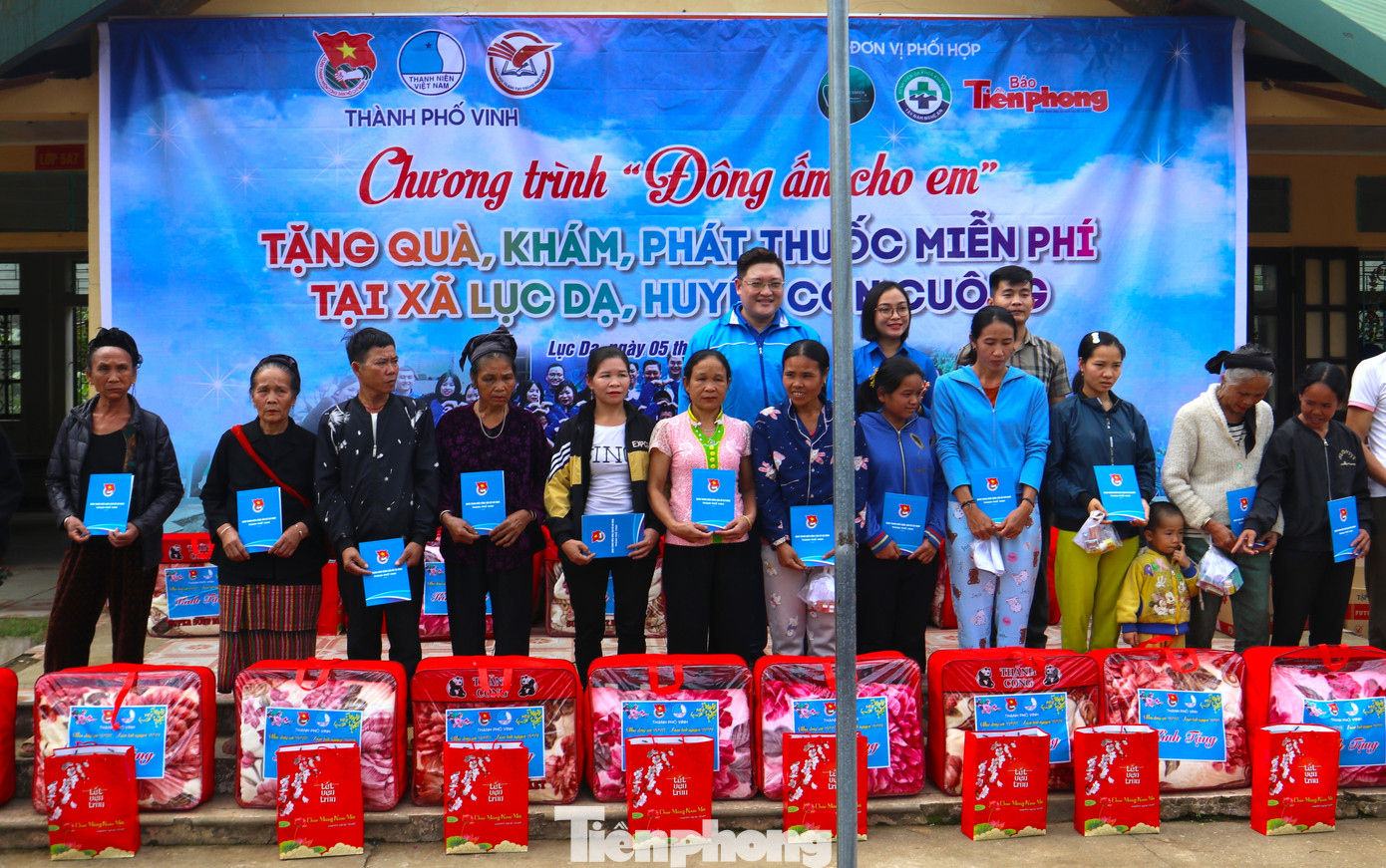 Ban đại diện báo Tiền Phong tại Nghệ An, Ban Thường vụ Thành Đoàn Vinh, Huyện Đoàn Con Cuông trao những phần quà ý nghĩa đến 30 hộ gia đình chính sách của xã Lục Dạ.