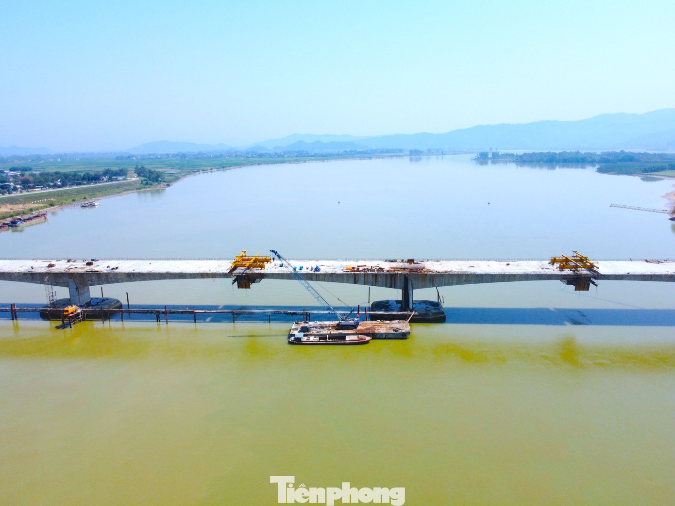 “Hiện còn 2 điểm đấu nối giữa sông Lam nữa là hoàn thành, có thể cây cầu sẽ được hợp long trong ít ngày tới”, kỹ sư Nguyễn Quang Trung nói.