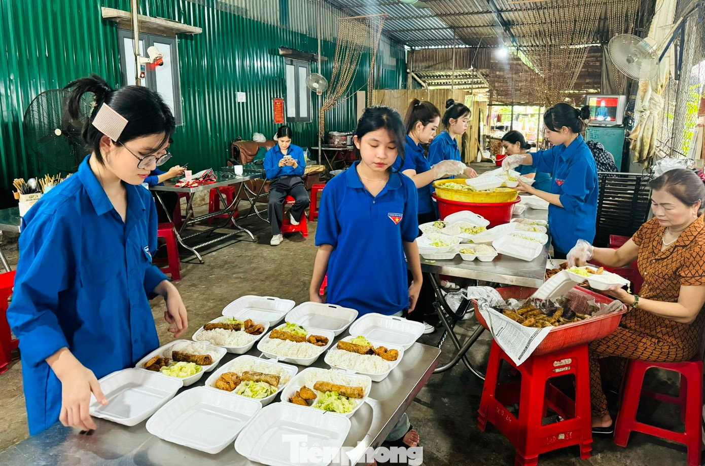 Đóng hộp thành từng suất để trao tặng đến thí sinh và người nhà.