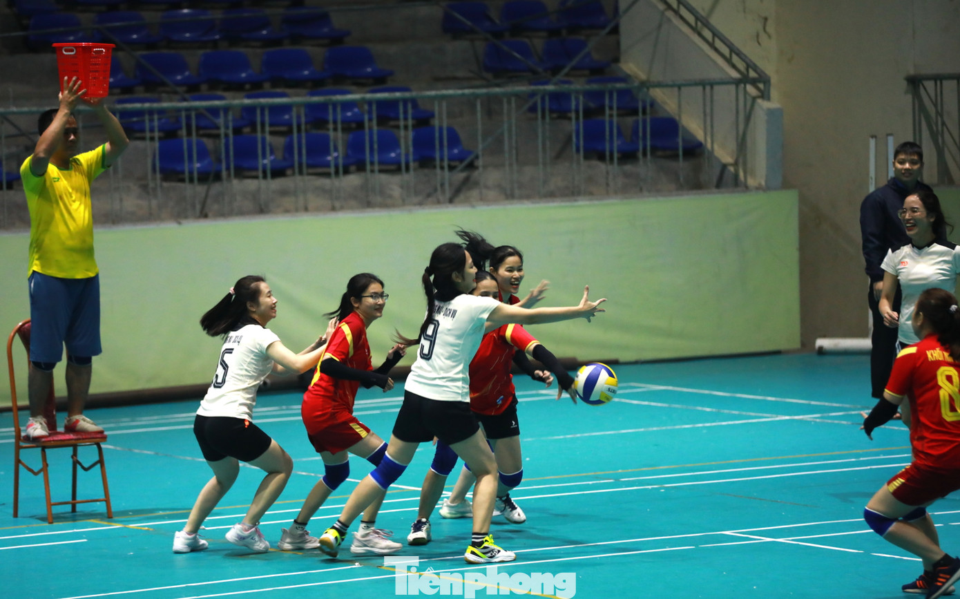 Những giây phút thi đấu gay cấn của các đội bóng sọt nữ. Những giây phút thi đấu gay cấn của các đội bóng sọt nữ.