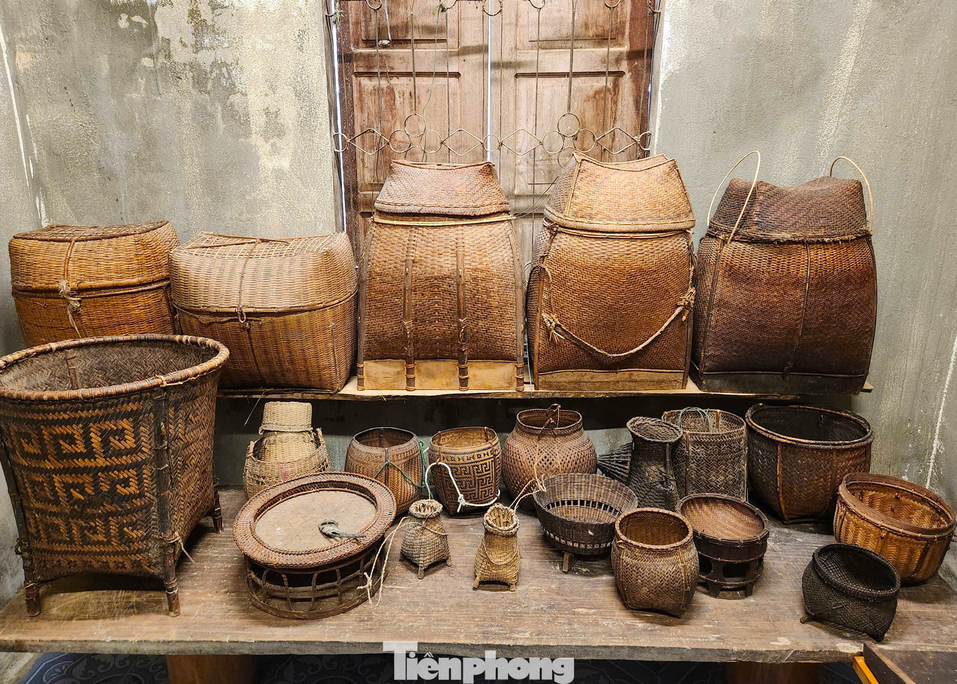 Nhiều đồ dùng là dụng cụ sản xuất, săn bắt, hái lượm, đồ sinh hoạt của người cổ xưa.