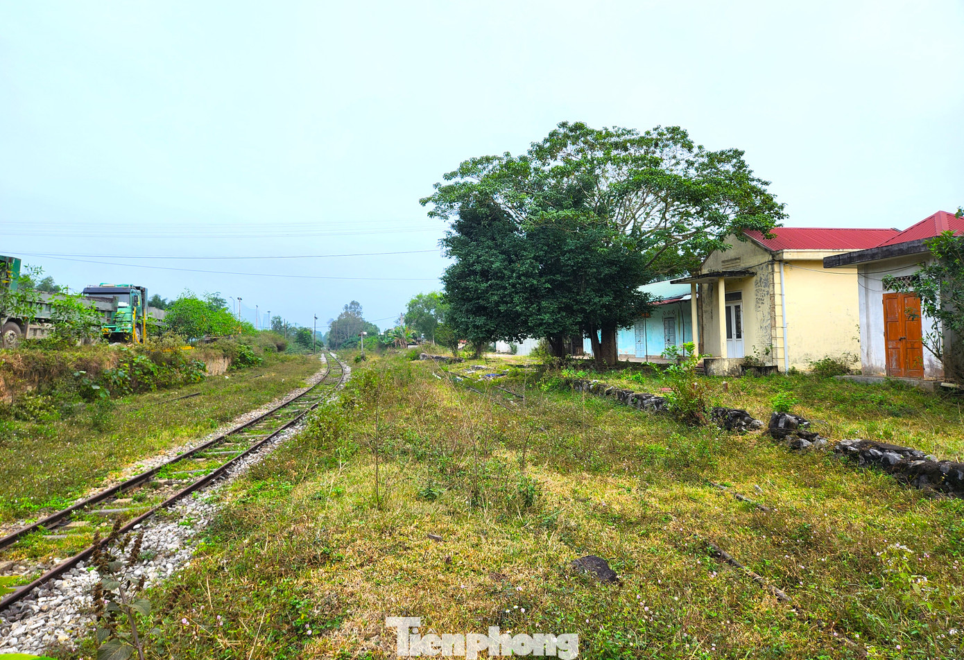 Tuy nhiên, đầu những năm 2000, cùng với sự phát triển của giao thông đường bộ, khách hàng của tuyến đường sắt này đã dần thưa vắng.