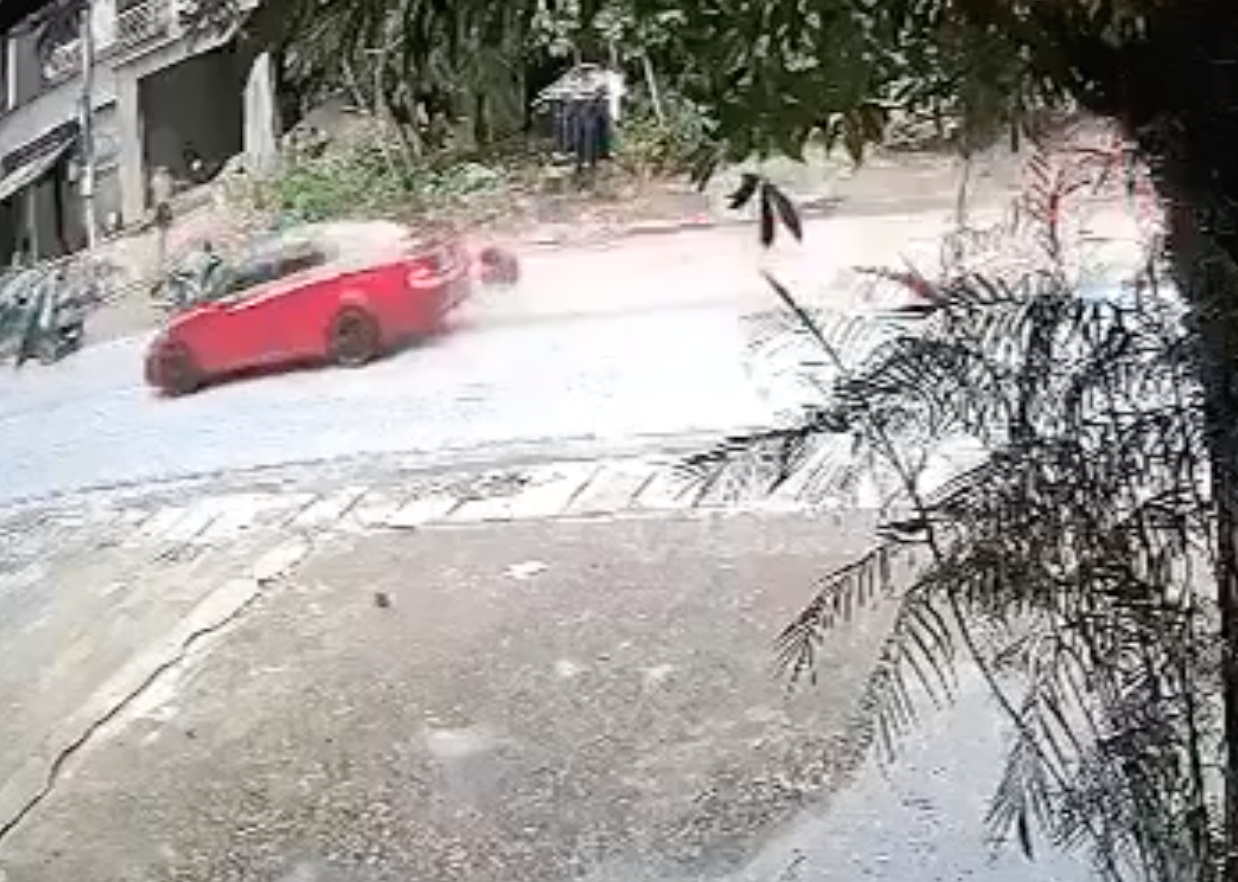 Chiếc xe ô tô đi từ phía sau tông vào đuôi xe máy khiến 2 mẹ con chị L. thương vong. Chiếc xe ô tô đi từ phía sau tông vào đuôi xe máy khiến 2 mẹ con chị L. thương vong.