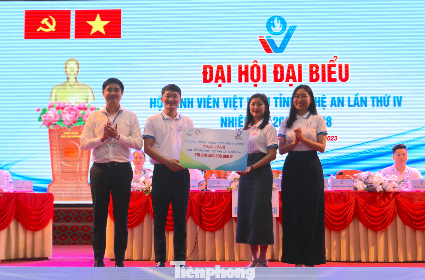 Chương trình "Vững bước đến trường" trao tặng gói Hỗ trợ vay học phí lãi suất 0% trị giá 300 triệu đồng. Chương trình "Vững bước đến trường" trao tặng gói Hỗ trợ vay học phí lãi suất 0% trị giá 300 triệu đồng.