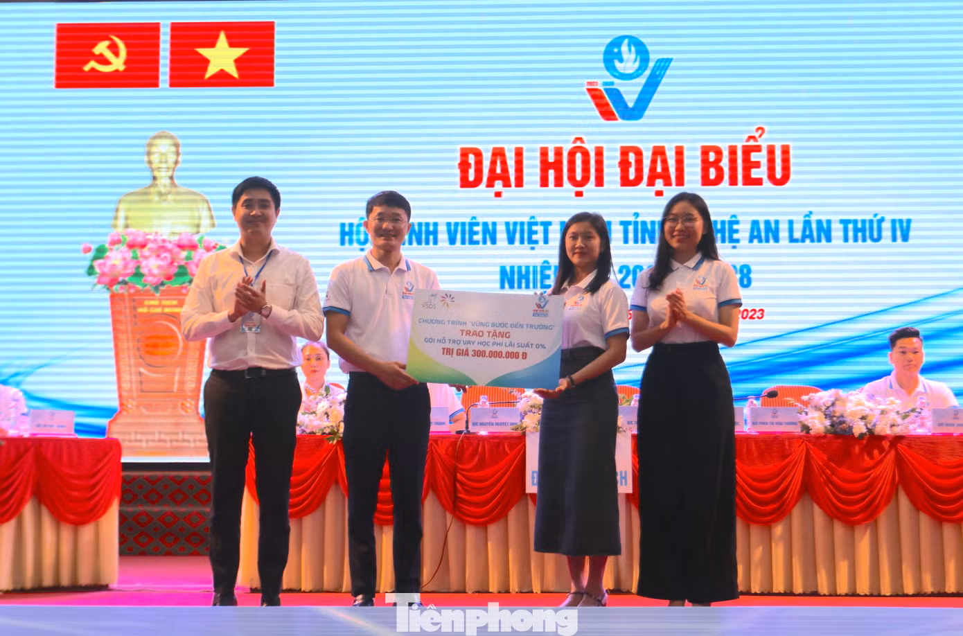 Chương trình "Vững bước đến trường" trao tặng gói Hỗ trợ vay học phí lãi suất 0% trị giá 300 triệu đồng. Chương trình "Vững bước đến trường" trao tặng gói Hỗ trợ vay học phí lãi suất 0% trị giá 300 triệu đồng.
