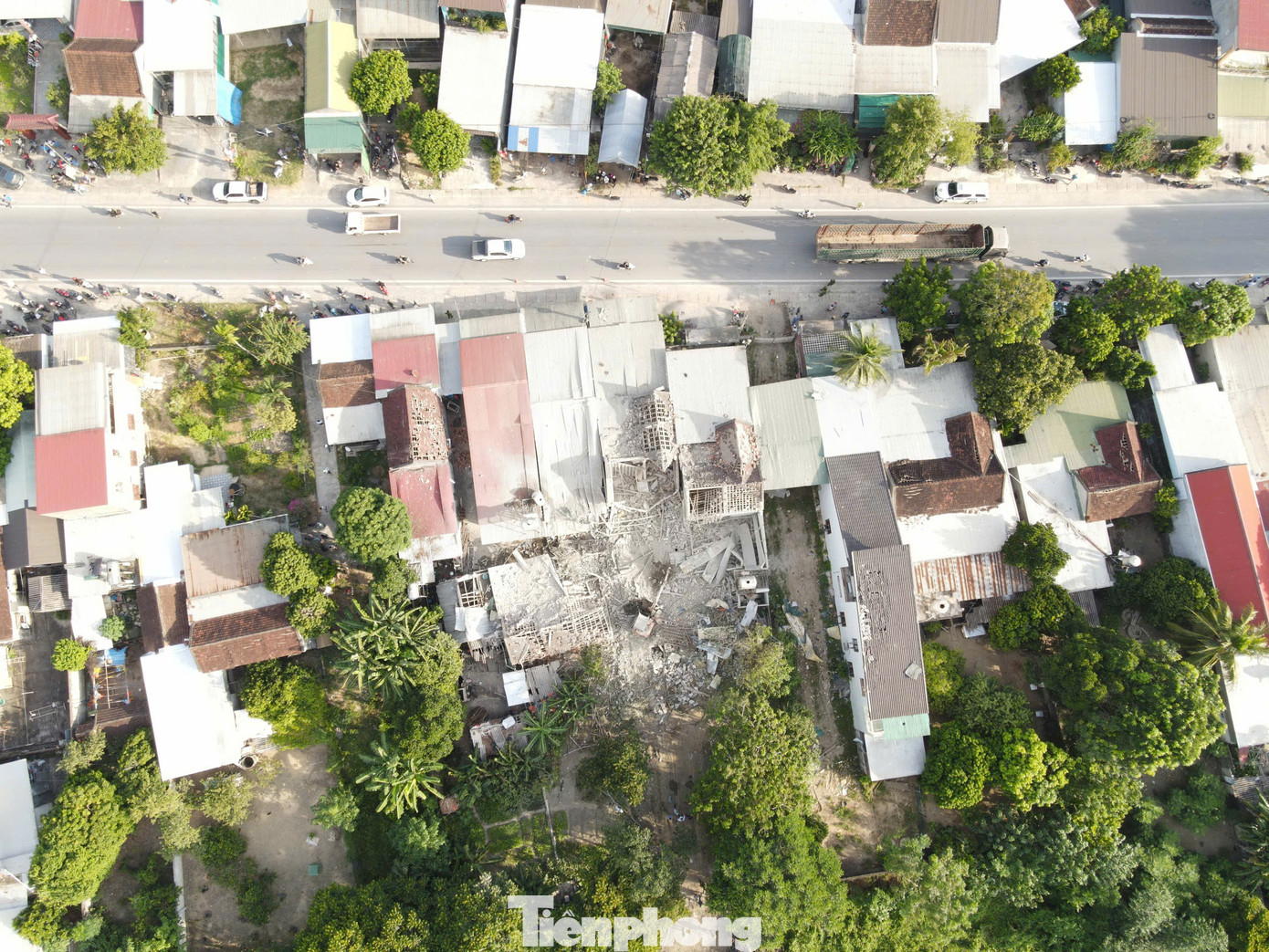 Nhìn từ trên cao, 2 vụ nổ liên tiếp đã khiến căn nhà vợ chồng ông Q. gần như bị đổ sập hoàn toàn. Hai căn nhà ở hai bên cũng bị đổ sập phần lớn khuôn viên phía sau.