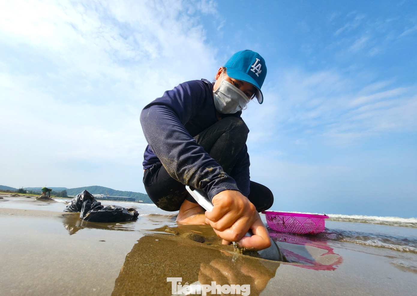 Sau khi vớt hết ngao nằm lộ thiên trên bờ, nhiều người tiếp tục mang môi và rổ ra dọc bờ biển để cào nghêu bị vùi lấp dưới lớp cát biển mỏng.