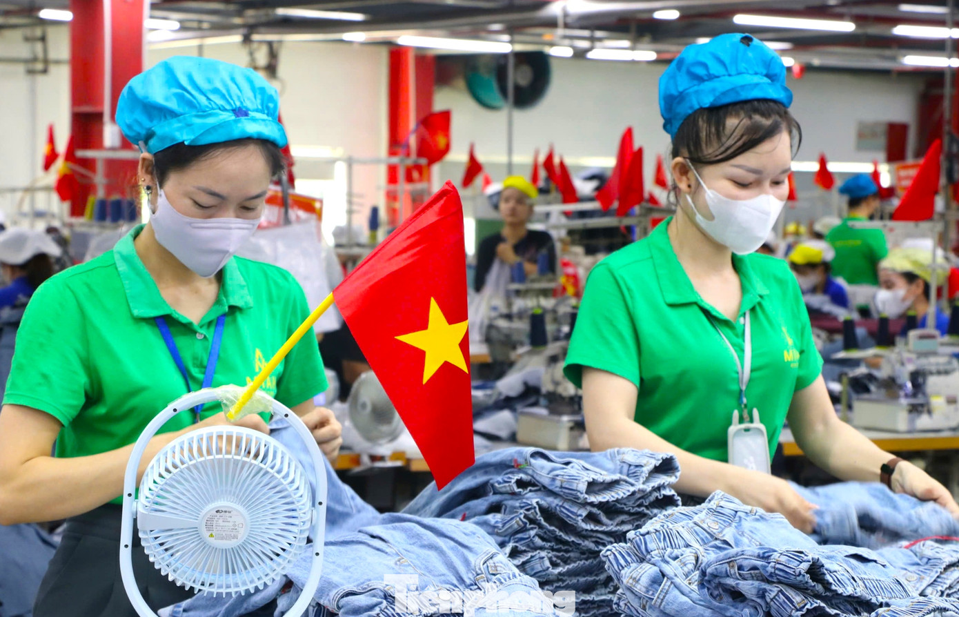 Không chỉ treo trên các cột của khu xưởng, cờ Tổ quốc còn được các công nhân cắm ngay trên từng máy may để chào mừng ngày lễ trọng đại của đất nước.