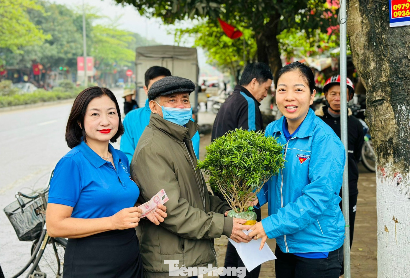 Cùng ngày, các cơ sở Đoàn toàn tỉnh Nghệ An đã tổ chức nhiều hoạt động nhằm hưởng ứng Ngày cao điểm “Tình nguyện xây dựng đô thị văn minh" với những gian hàng đổi phế liệu lấy cây xanh. Cùng ngày, các cơ sở Đoàn toàn tỉnh Nghệ An đã tổ chức nhiều hoạt động nhằm hưởng ứng Ngày cao điểm “Tình nguyện xây dựng đô thị văn minh" với những gian hàng đổi phế liệu lấy cây xanh.