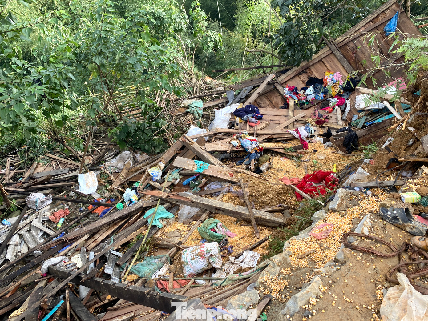 "Rạng sáng, chúng tôi nhận được tin báo nhà bà Chẹ bị đổ sập nên lực lượng công an xã lập tức đến hiện trường tìm kiếm. Sau khoảng 30 phút bới trong đống đổ nát, chúng tôi tìm thấy cháu C. rồi lập tức đưa đi bệnh viện cấp cứu. Tuy nhiên do vết thương quá nặng, cháu bé đã tử vong sau đó", Đại úy Bàn Dào Phin (công an viên xã Vũ Nông) thông tin.
