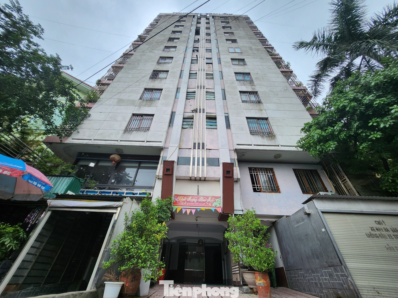 Chung cư Tây Lĩnh được đoàn kiểm tra phát hiện có nhiều sai phạm về xây dựng.