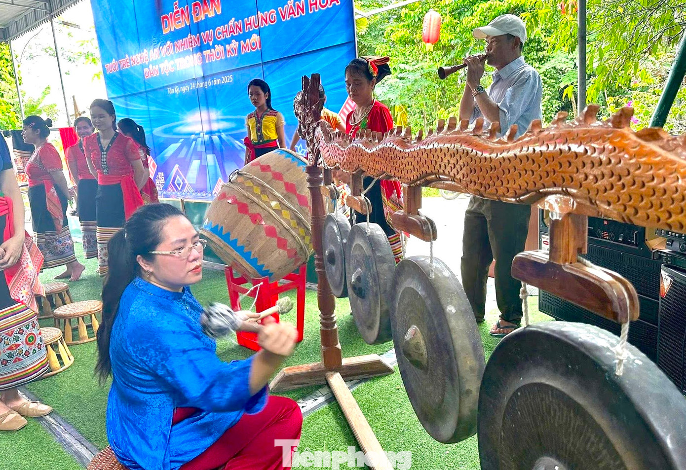 Các đại biểu trải nghiệm đánh cồng chiêng.