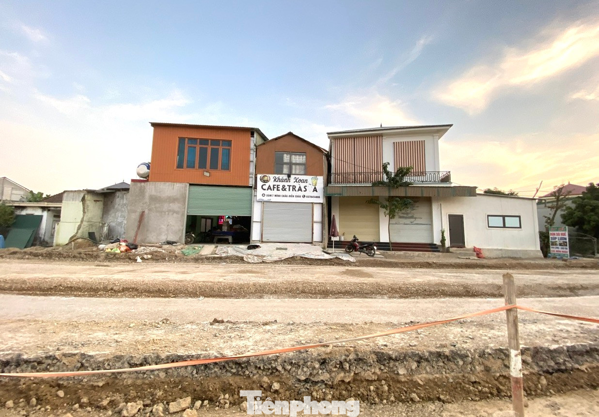 Dự án chậm tiến độ ảnh hưởng lớn đến việc lưu thông đi lại và cuộc sống của các hộ dân trên tuyến.