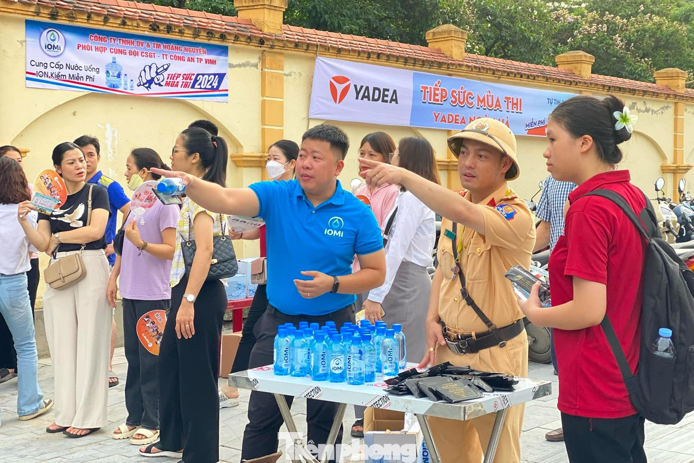 Không chỉ điều tiết, phân luồng giao thông, lực lượng CSGT còn bố trí nhiều điểm để tiếp nước, phát khăn lạnh cho thí sinh và phụ huynh học sinh tại các điểm thi.