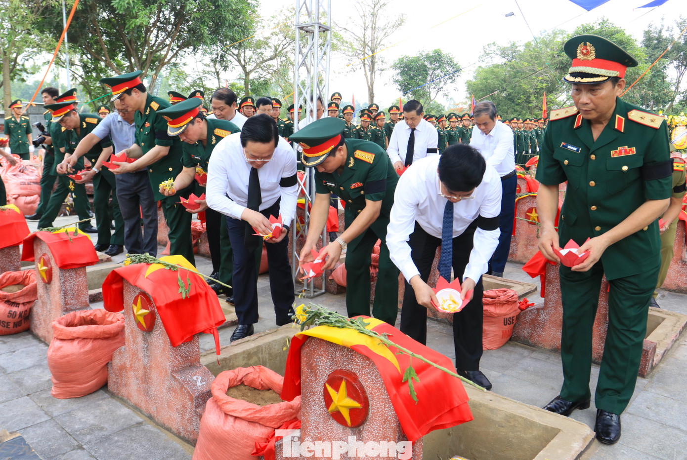 Đoàn đại biểu thắp hương tri ân tại phần mộ các anh hùng liệt sỹ.