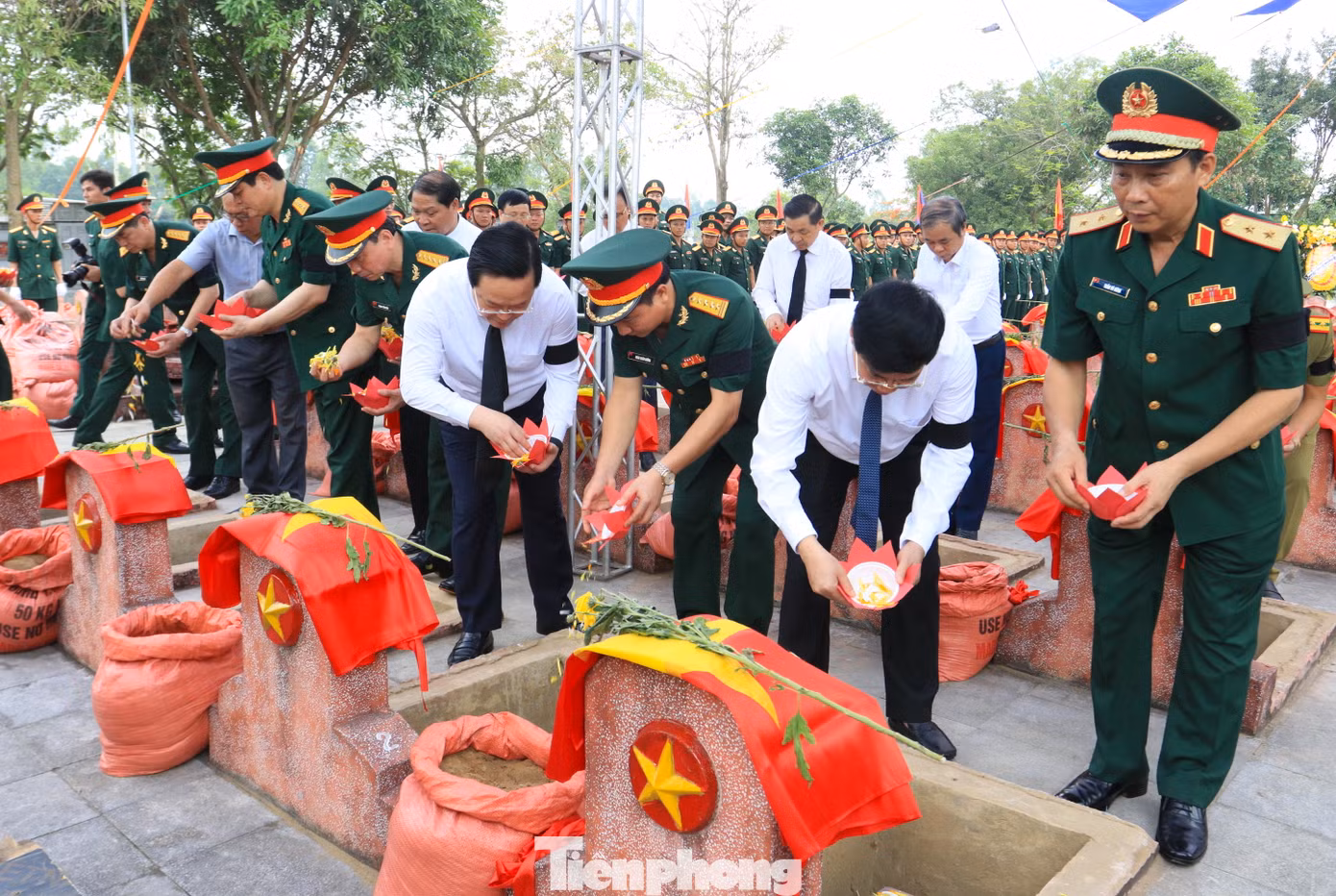 Đoàn đại biểu thắp hương tri ân tại phần mộ các anh hùng liệt sỹ. Đoàn đại biểu thắp hương tri ân tại phần mộ các anh hùng liệt sỹ.