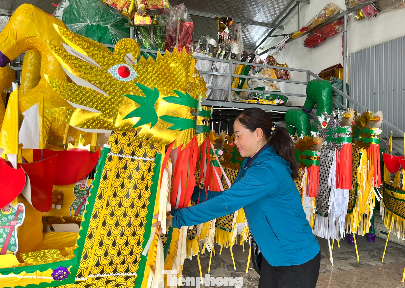 Chủ cơ sở vàng mã Nhỏ Duyệt (xã Hưng Thịnh, Hưng Nguyên, Nghệ An) cho hay họ phải thuê nhiều thợ về làm sẵn hàng để phục vụ khách với nhiều mẫu mã, loại hàng mã khác nhau. Chủ cơ sở vàng mã Nhỏ Duyệt (xã Hưng Thịnh, Hưng Nguyên, Nghệ An) cho hay họ phải thuê nhiều thợ về làm sẵn hàng để phục vụ khách với nhiều mẫu mã, loại hàng mã khác nhau.