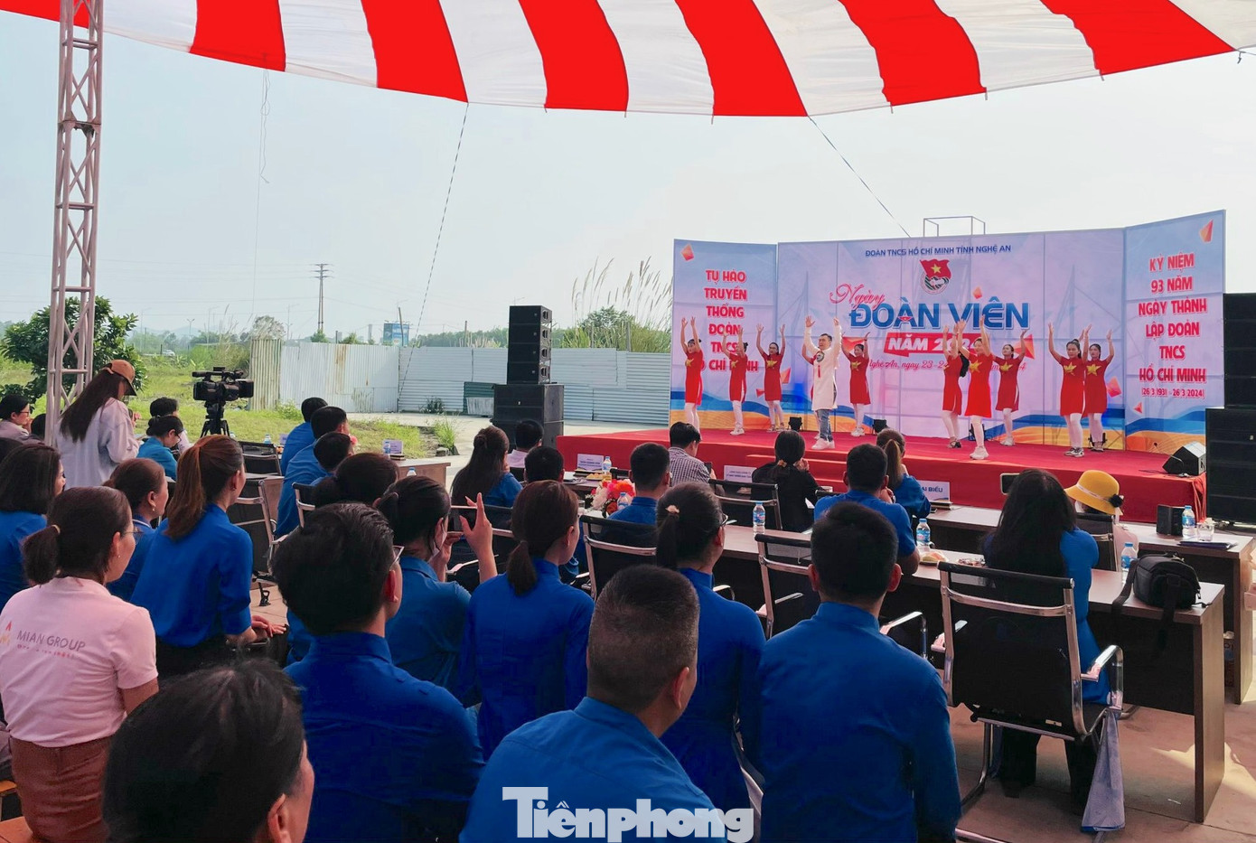 Ngày hội Đoàn viên được tổ chức trong không khí sôi động, vui tươi. Ngày hội Đoàn viên được tổ chức trong không khí sôi động, vui tươi.