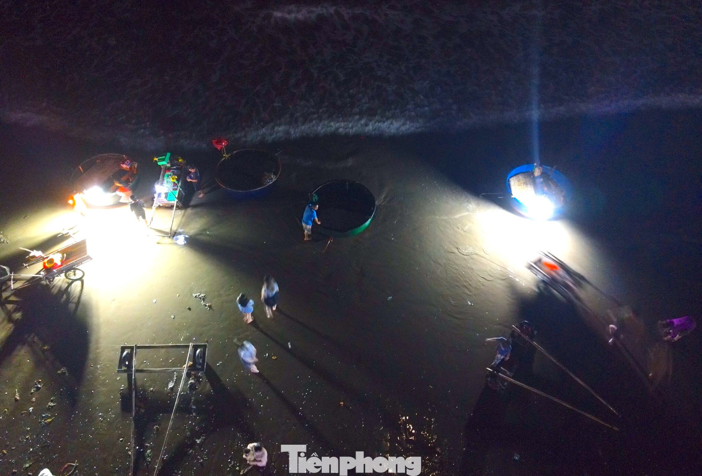 Sau khi câu được mực, các thuyền thúng cập bến ngay bờ cát đảo Lan Châu. Nhiều du khách thường đứng chờ sẵn trên bờ cát để hỏi giá và mua.