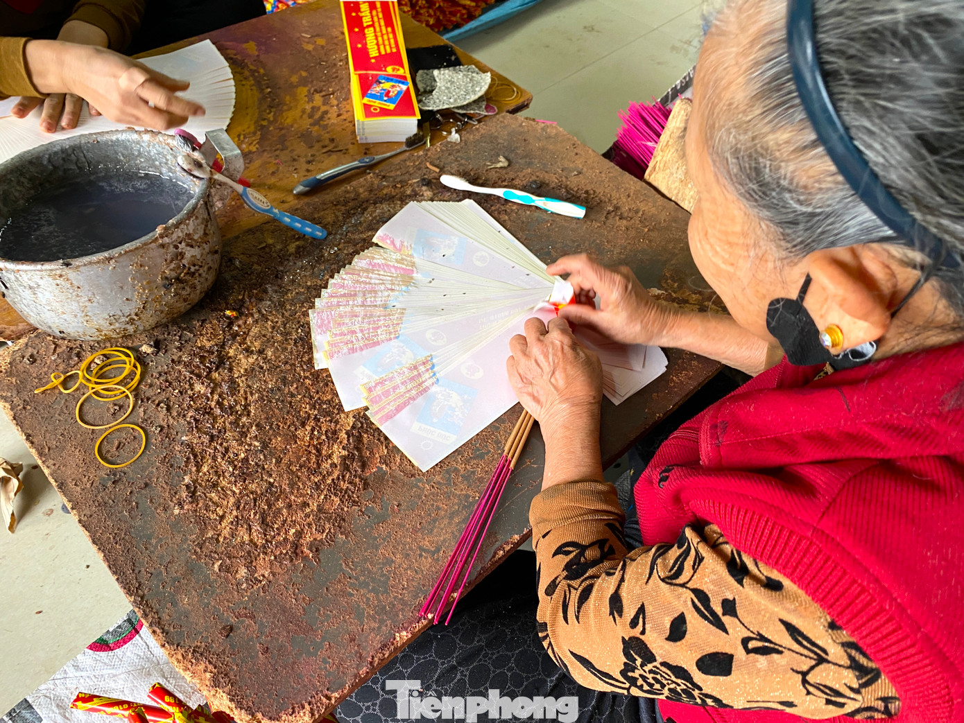 "Công đoạn gói hương nhẹ nhàng, ai cũng có thể làm được. Nhưng phải ngồi nhiều cũng đau lưng. Mỗi ngày tôi ngồi cuốn cũng được cả nghìn búp, quen tay rồi nên làm nhanh", bà Nguyễn Thị Loan (71 tuổi, trú xã Thịnh Trường, Nghi Lộc) nói.