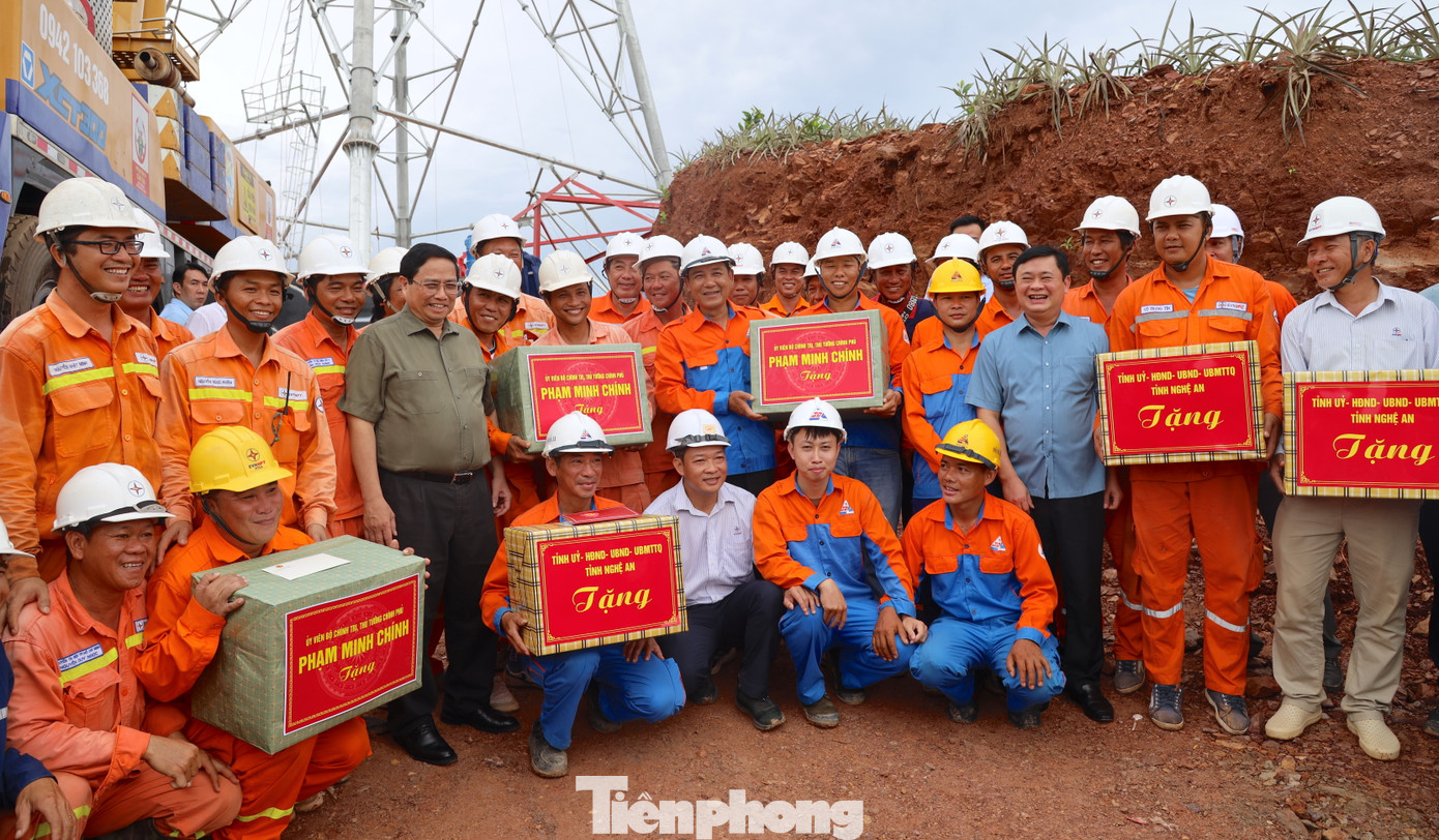 Thủ tướng Phạm Minh Chính và lãnh đạo tỉnh Nghệ An tặng quà, động viên các đơn vị, cán bộ công nhân thi công tại công trường. Thủ tướng Phạm Minh Chính và lãnh đạo tỉnh Nghệ An tặng quà, động viên các đơn vị, cán bộ công nhân thi công tại công trường.