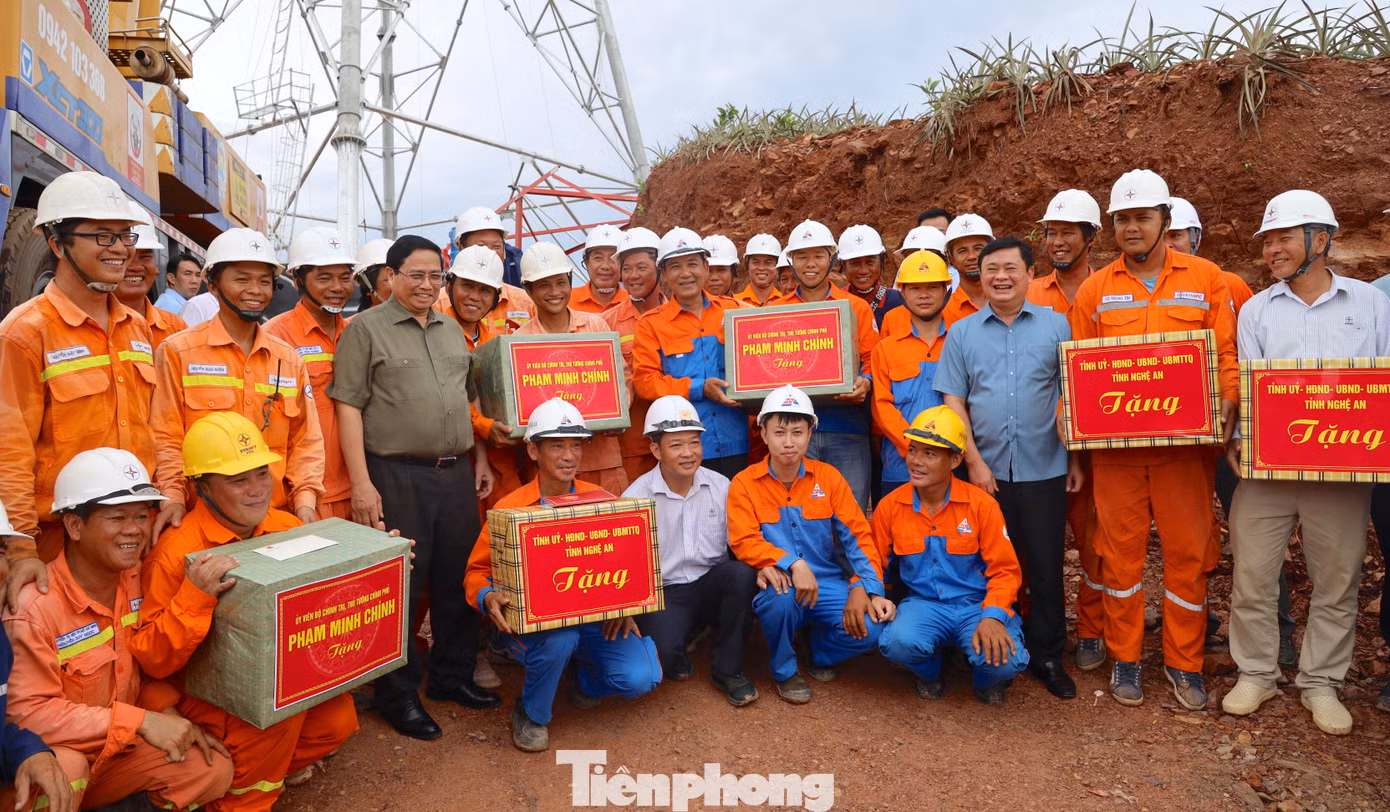 Thủ tướng Phạm Minh Chính và lãnh đạo tỉnh Nghệ An tặng quà, động viên các đơn vị, cán bộ công nhân thi công tại công trường.