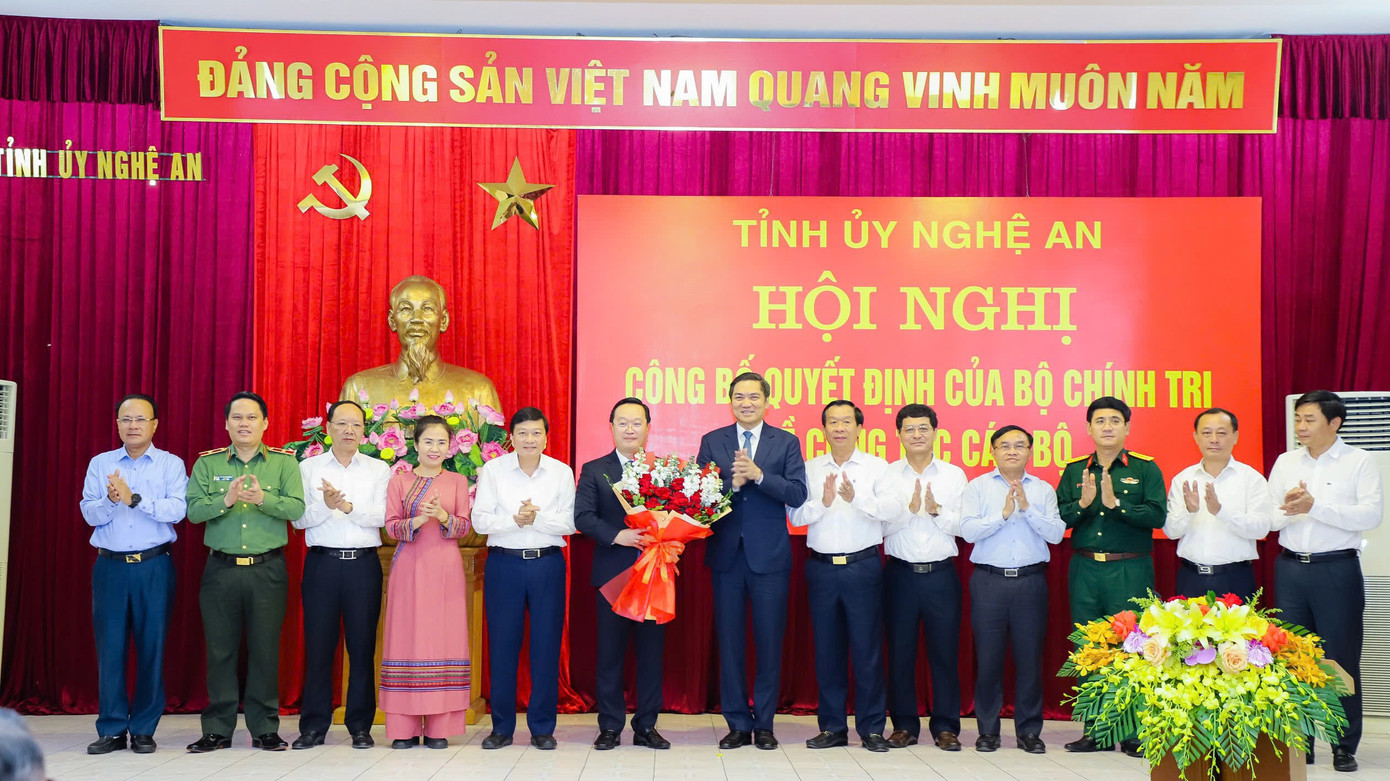 Các cán bộ trong Ban Thường vụ Tỉnh ủy Nghệ An tặng hoa chúc mừng ông Nguyễn Đức Trung - Bí thư Tỉnh ủy, Chủ tịch UBND tỉnh Nghệ An.