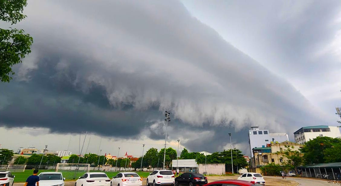 Đám mây xuất hiện thành từng dải lớn và kéo dài trên bầu trời. Đám mây xuất hiện thành từng dải lớn và kéo dài trên bầu trời.