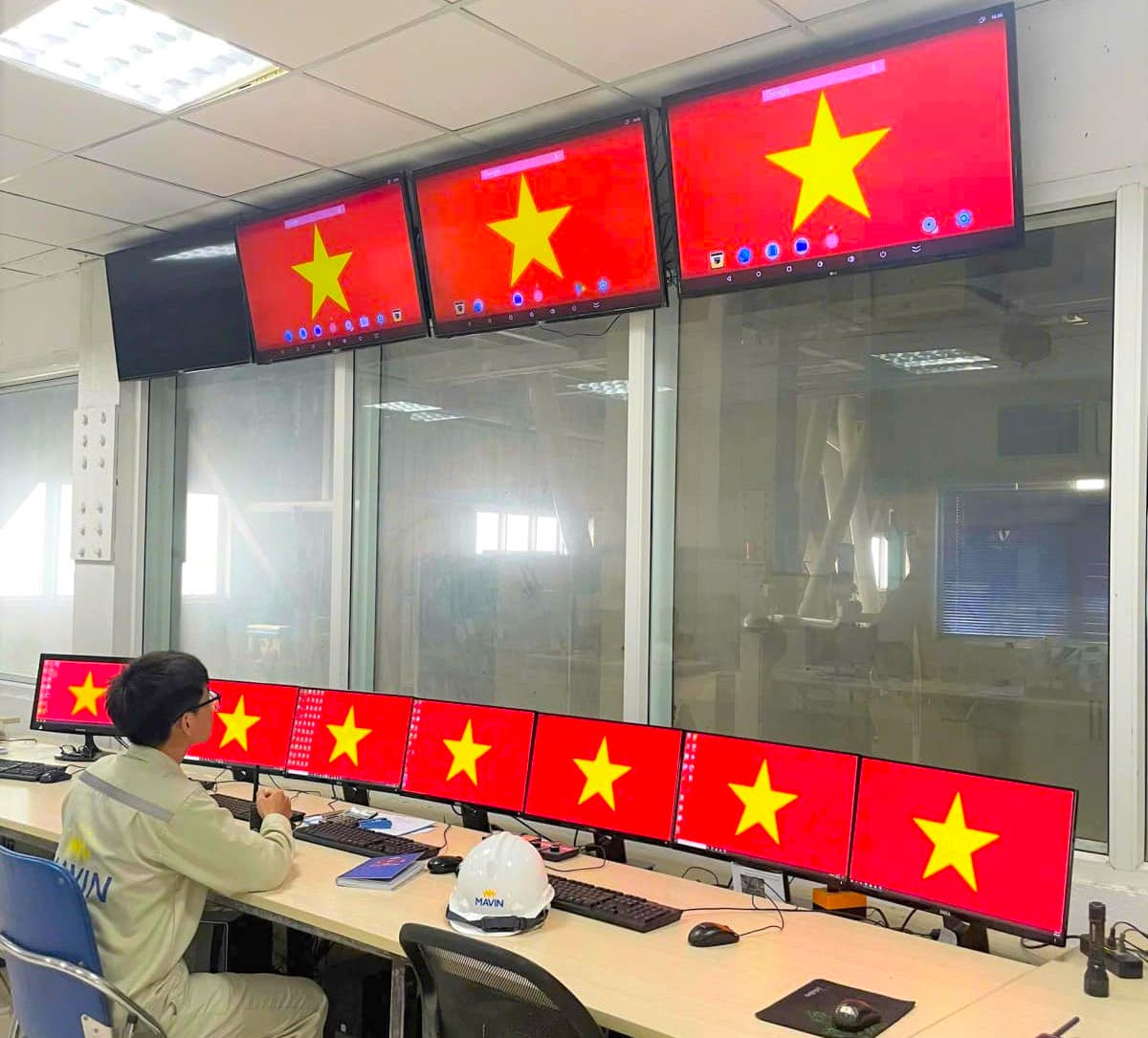 Nhiều cán bộ, công nhân đổi màn hình máy tính làm việc tại công ty thành cờ đỏ sao vàng nhân dịp ngày lễ Quốc khánh 2/9.