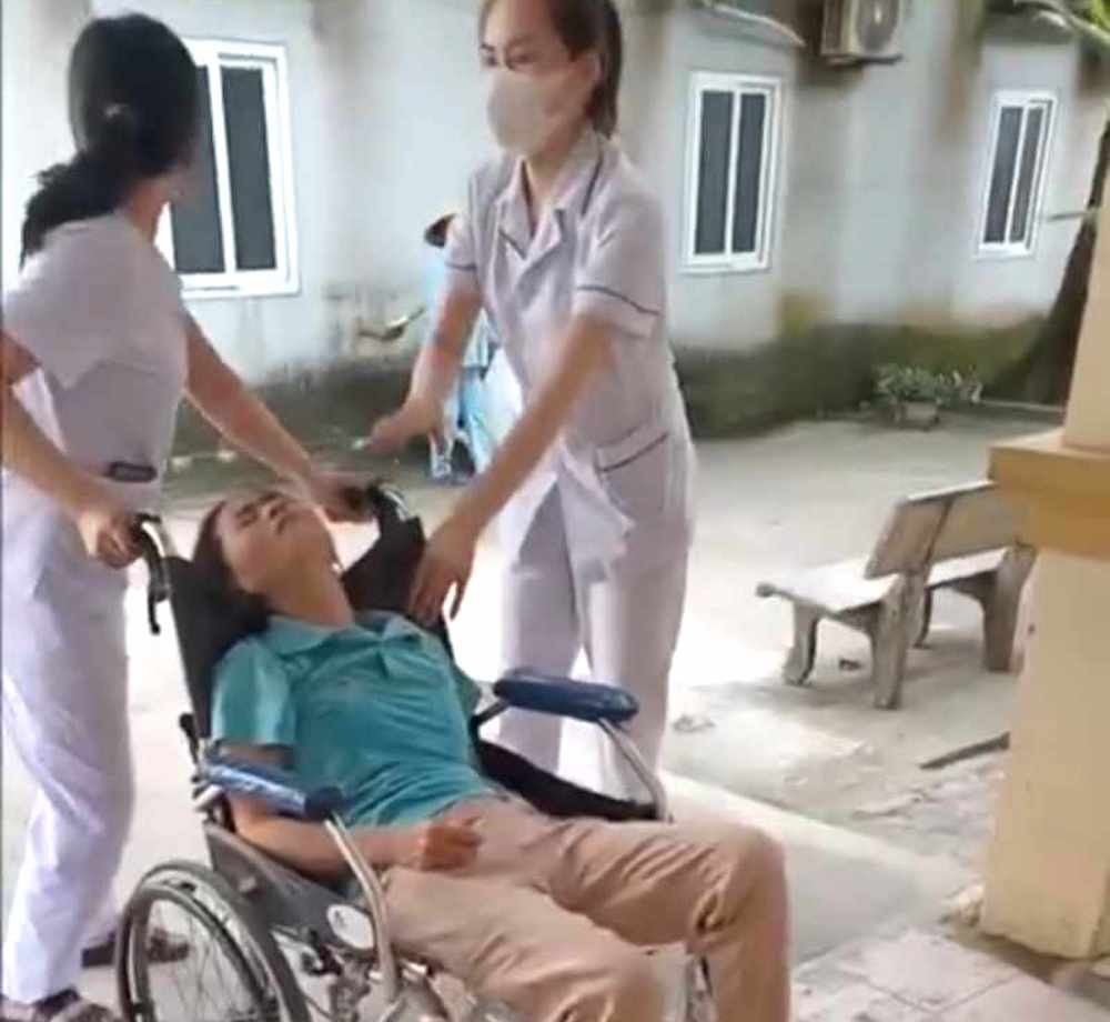 Các công nhân xuất hiện các triệu chứng đau đầu, nôn mửa và được đưa đến bệnh viện cấp cứu sau giờ ăn trưa.