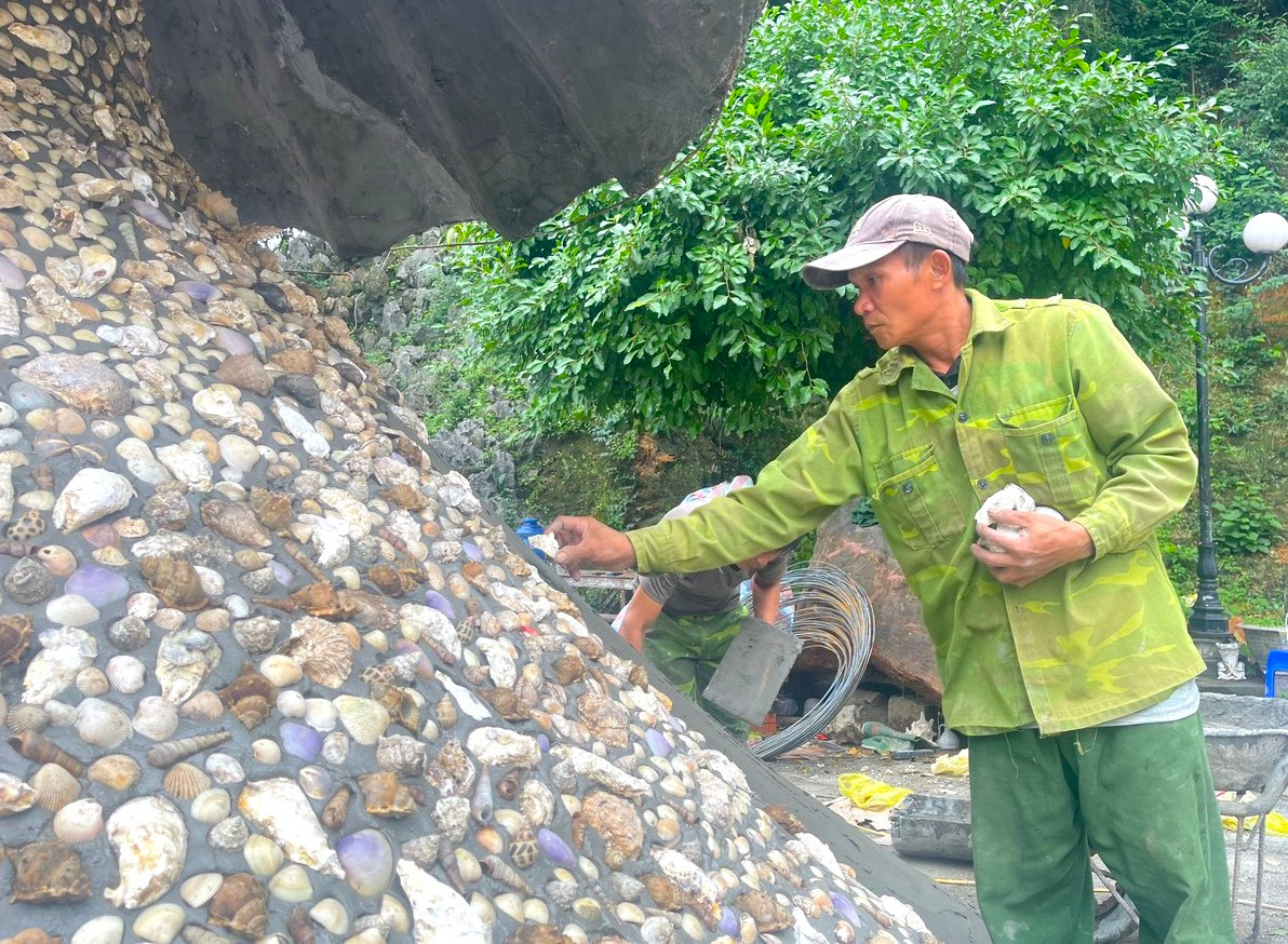 Sau khi hoàn thiện việc đổ bê tông, những người thợ sẽ gắn lên phần ngoài cây thông bằng hàng triệu vỏ con ốc, sò, hàu, hến... Sau khi hoàn thiện việc đổ bê tông, những người thợ sẽ gắn lên phần ngoài cây thông bằng hàng triệu vỏ con ốc, sò, hàu, hến...