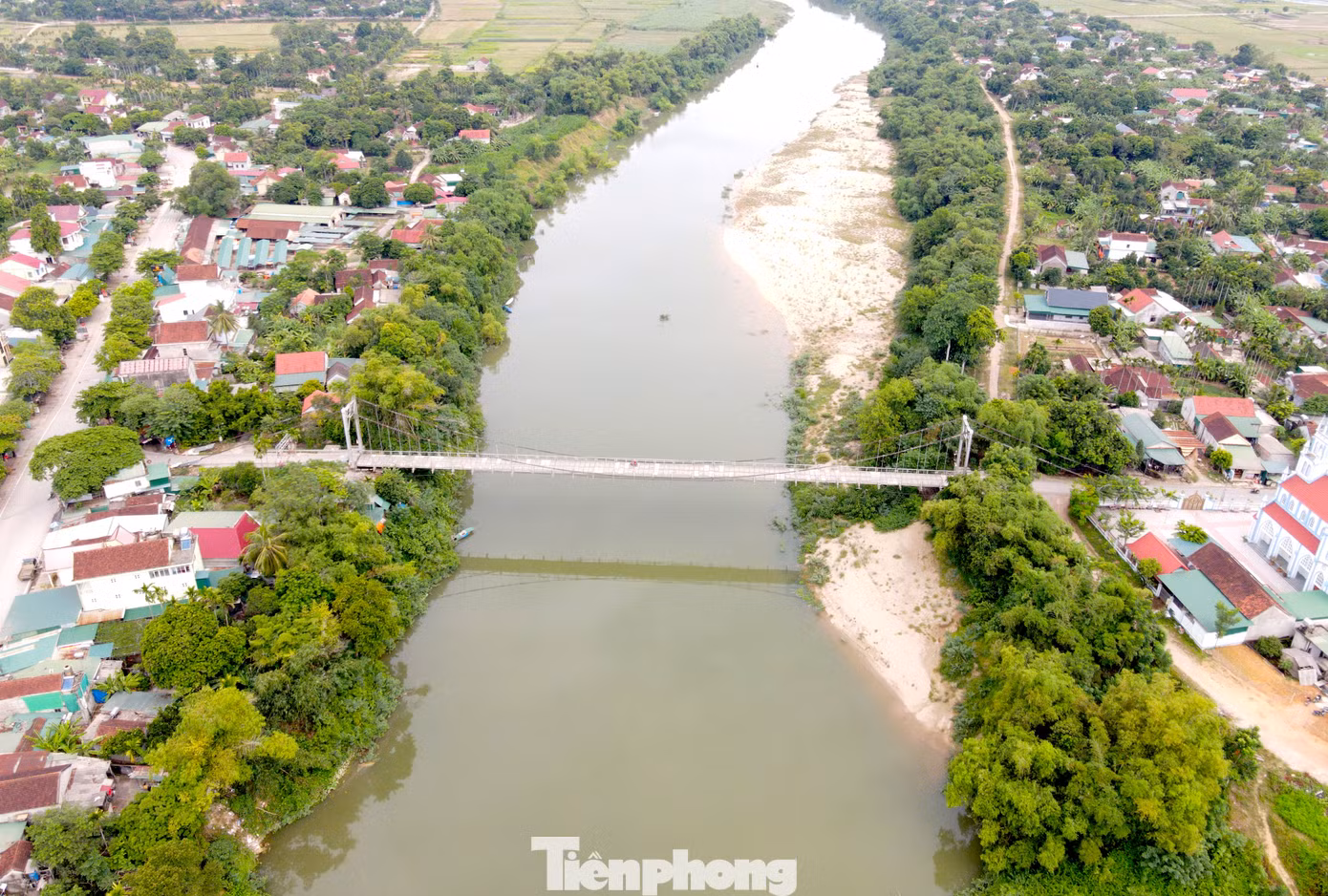“Cầu treo Sông Giăng đã rất yếu, ảnh hưởng đến việc đi lại và phát triển kinh tế địa phương. Mong cây cầu kiên cố sớm được xây dựng để thay thế cây cầu cũ. Đây cũng là nguyện vọng bấy lâu nay của bà con nhân dân địa phương mỗi lần tiếp xúc cử tri”, ông Nguyễn Hữu Hiền nói.