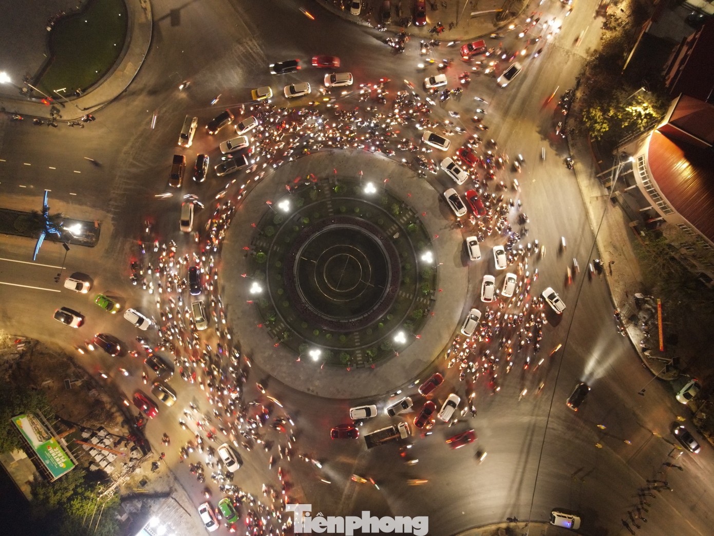 Gần 24h đêm, các ngả đường lớn ở thành phố Vinh (Nghệ An) vẫn đông nghịt người ăn mừng chiến thắng.