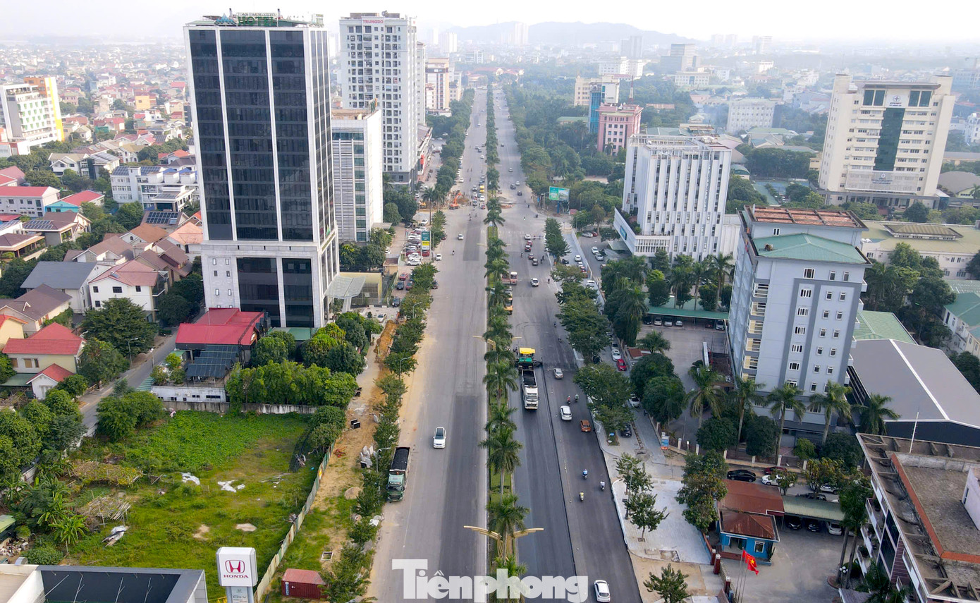 Đường Lê Nin (TP. Vinh, Nghệ An) đang được sửa chữa, nâng cấp. Cụ thể có 2 dự án được triển khai trên tuyến đường này. Trong đó, Dự án cải tạo nâng cấp hoàn chỉnh đồng bộ tuyến đường (đại lộ Lê Nin) từ Sân bay Vinh đến khu vực xung quanh quảng trường Hồ Chí Minh (TP. Vinh) được phê duyệt năm 2023. Dự án có tổng mức đầu tư hơn 560 tỉ đồng do liên danh Công ty TNHH tư vấn xây dựng Thành Công và Công ty TNHH Tân Hưng thi công. Một dự án khác thi công vỉa hè đại lộ Lê Nin từ vòng xuyến đường Lê Hồng Phong đến đường Nguyễn Sỹ Sách do nguồn ngân sách tỉnh Nghệ An được triển khai từ trước đó.