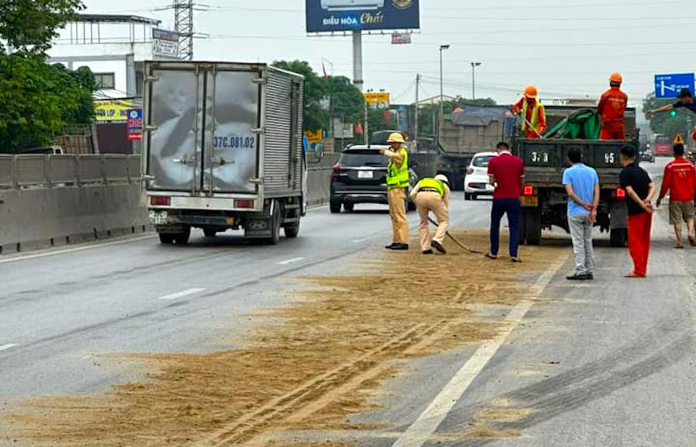 Cảnh sát giao thông phân luồng các phương tiện để tránh đi vào khu vực đoạn đường bị dầu loang. Cảnh sát giao thông phân luồng các phương tiện để tránh đi vào khu vực đoạn đường bị dầu loang.