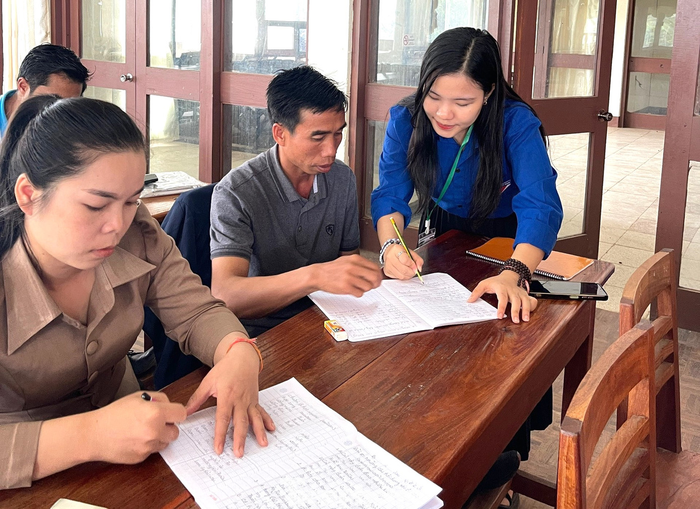 Các "giáo viên áo xanh" tận tình hướng dẫn từng "học viên" để tiếp thu được nhiều kiến thức nhất. Các "giáo viên áo xanh" tận tình hướng dẫn từng "học viên" để tiếp thu được nhiều kiến thức nhất.