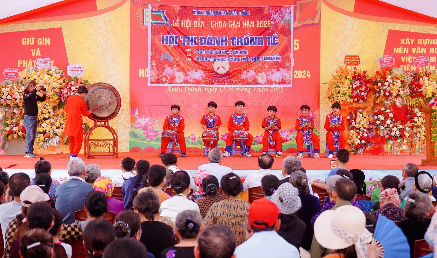 Điểm nhấn đặc biệt trong lễ hội Đền - Chùa Gám năm nay là Hội thi đánh trống tế. Đây được xem là phần thi hấp dẫn, thu hút hàng nghìn du khách và người dân về tham dự. Điểm nhấn đặc biệt trong lễ hội Đền - Chùa Gám năm nay là Hội thi đánh trống tế. Đây được xem là phần thi hấp dẫn, thu hút hàng nghìn du khách và người dân về tham dự.