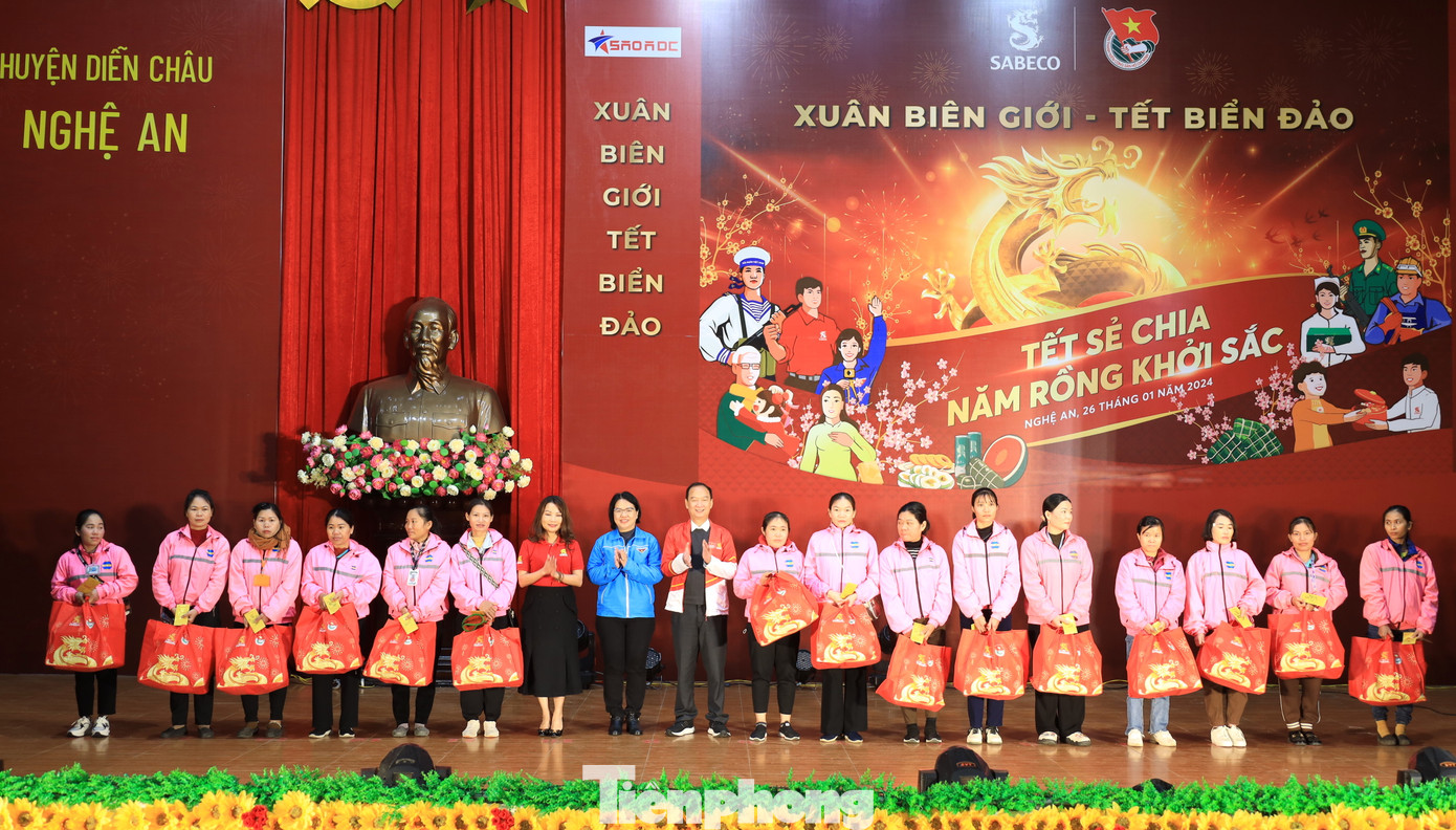 Mỗi suất quà Tết trao tặng cho người dân trị giá 700 nghìn đồng gồm lì xì 300 nghìn đồng tiền mặt và các quà trị giá 400 nghìn đồng là những nhu yếu phẩm ngày Tết.